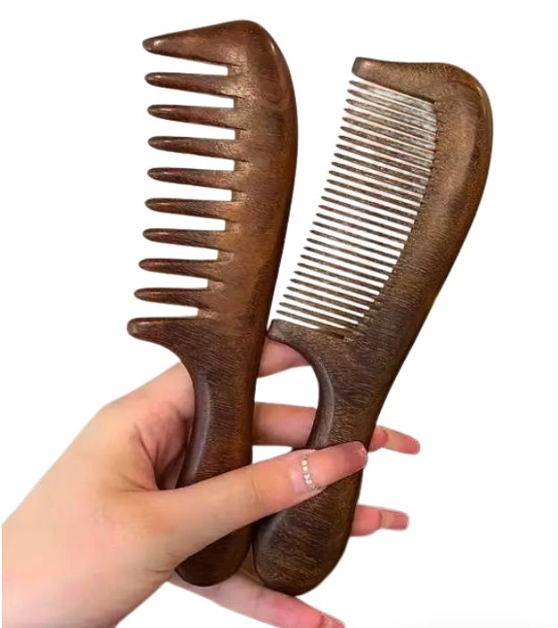 2 dřevěné hřebeny na česání